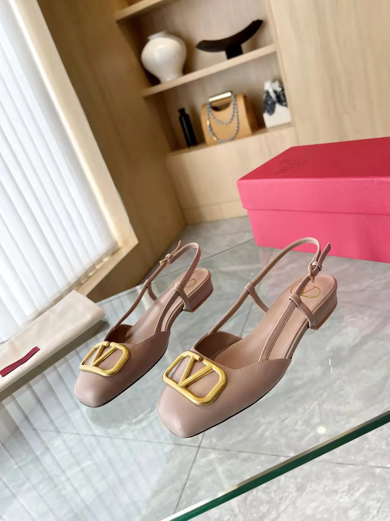 👟👟Ex-factory price 400👟👟 Genuine leather sole +40 Top version 𝑉𝐴𝐿𝐸𝑁𝑇𝐼𝑁𝑂 Valentino new spring and summer women's back hollow new sandals. Unique V-buckle hardware accessories bring out a full sense of luxury. The new season will live up to expectations! Worth buying★Absolutely high-grade❥Original method, Absolutely sensual❥Elegant style, creating a different feeling, simple and elegant style!  Code number: 35-41 (34-42 customized, non-returnable) Fabric: Imported sheepskin Inner foot pads: Inner sheepskin Heel height: 2 cm Leather outsole Rubber outsole